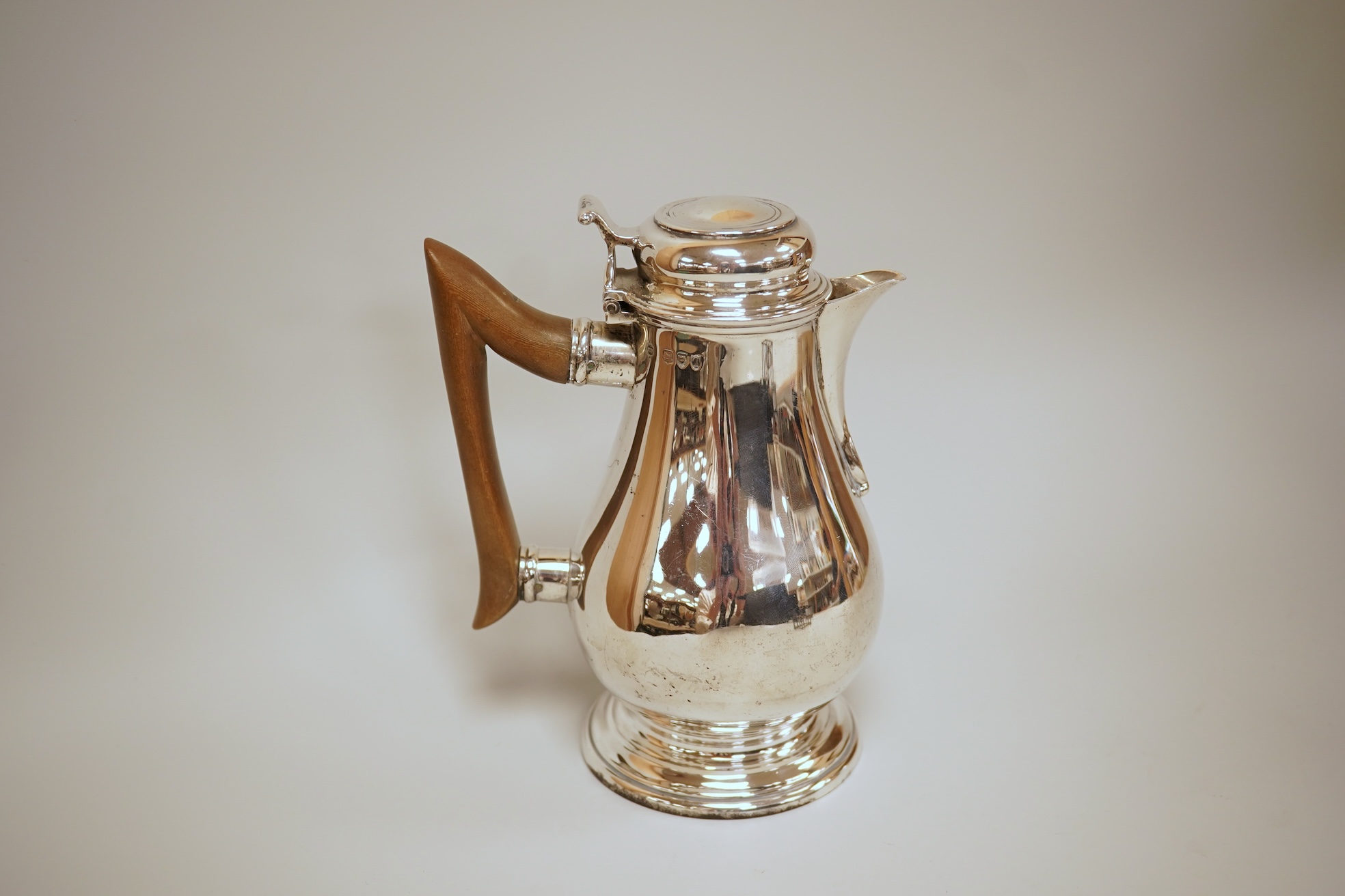 A late Victorian silver hot water jug, by Thomas Bradbury & Sons, London, 1894, height 16.4cm, together with a George V small silver five bar toast rack, Adie Brothers, Birmingham, 1930, gross weight 11.6oz.